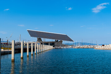Die photovoltaic pergola im Stadtteil Fòrum, ein fußballfeldgroßes Segel aus Solarpanelen im Hafen am Strand von Barcelona, Spanien