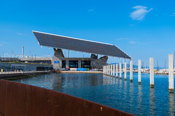 Die photovoltaic pergola im Stadtteil Fòrum, ein fußballfeldgroßes Segel aus Solarpanelen im Hafen am Strand von Barcelona, Spanien