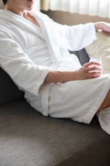 バスローブを着た男性