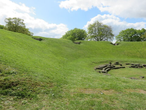 Sanctuaire et ruines gallo-romaines de Champlieu, site antique, Oise, For&ecirc;t de Compi&egrave;gne, Hauts-de-France, France, 