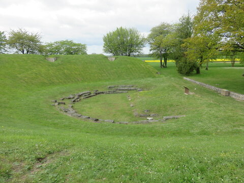 Sanctuaire et ruines gallo-romaines de Champlieu, site antique, Oise, For&ecirc;t de Compi&egrave;gne, Hauts-de-France, France, 