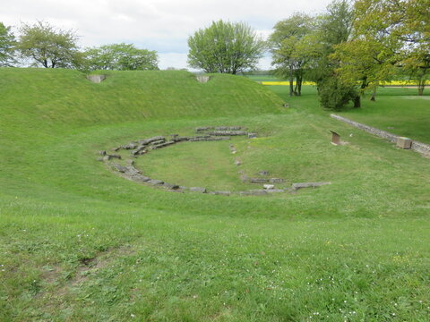 Sanctuaire et ruines gallo-romaines de Champlieu, site antique, Oise, For&ecirc;t de Compi&egrave;gne, Hauts-de-France, France, 