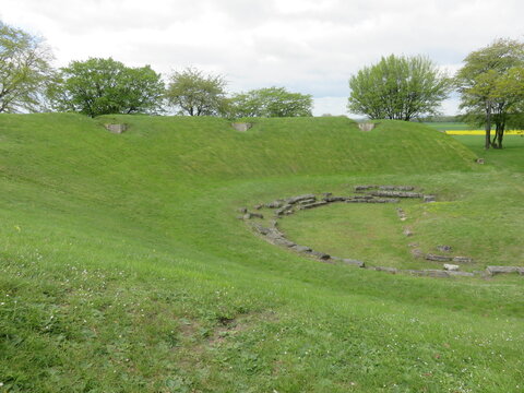 Sanctuaire et ruines gallo-romaines de Champlieu, site antique, Oise, For&ecirc;t de Compi&egrave;gne, Hauts-de-France, France, 