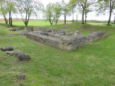 Sanctuaire et ruines gallo-romaines de Champlieu, site antique, Oise, For&ecirc;t de Compi&egrave;gne, Hauts-de-France, France, 