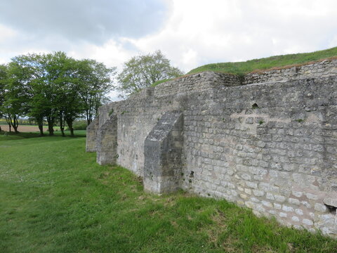 Sanctuaire et ruines gallo-romaines de Champlieu, site antique, Oise, For&ecirc;t de Compi&egrave;gne, Hauts-de-France, France, 