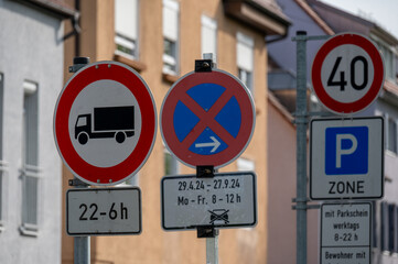 Schilderwald von Verkehrsschildern an einer Stra&szlig;e