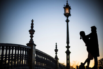 Fototapeta premium Young couple embracing, Plaza de España, Seville, Spain.
