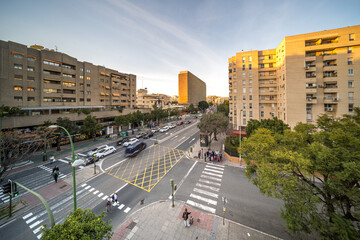 Obraz premium Bustling City Street With Traffic and Tall Buildings