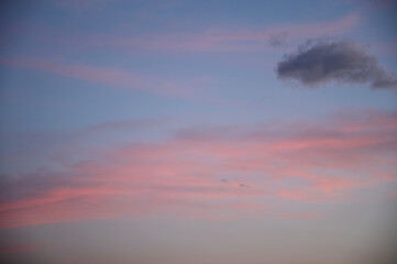 Ciel rose et bleu, coucher de soleil avec petit nuage gris, Alençon, Normandie, France 