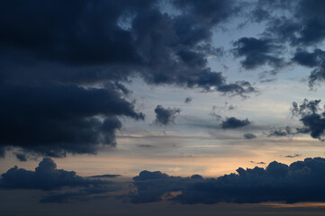 Nuages sombres sur coucher de soleil, Alençon, Normandie, France 