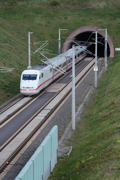 ICE 1 dder Deutschen Bahn auf der Schnellfahrstecke Erfurt-N&uuml;rnberg am Tunnel Behringen, Deutschland, 22.04.2024