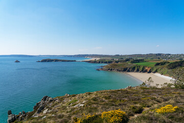 Naklejka premium Vue splendide de l'île de l'Aber et la plage du Poul, joyaux printaniers de la presqu'île de Crozon, Bretagne.