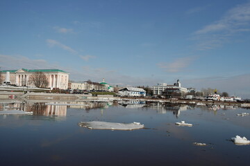 Obraz premium view of the city of Arkhangelsk in May, during ice drift
