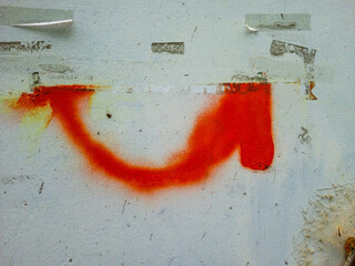 Une trace de peiture rouge sur un mur grunge avec un fond blanc et des traces d'usure
