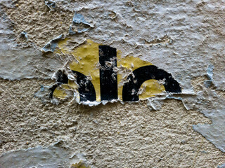 un morceau d'affiche déchirée collé sur un mur