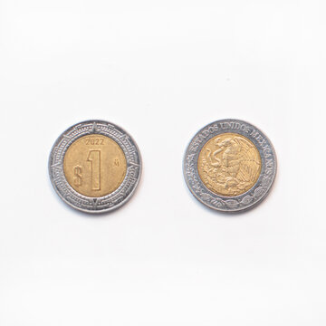 Imagen de una moneda de un peso mexicano de frente y por atrás en un fondo blanco aislado