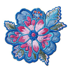 Na białym tle znajduje się kwiat w kolorach niebieskim i różowym, który wydaje się być przeźroczysty i w formacie PNG
