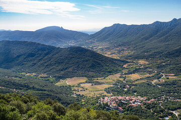 Valley and town of Duilhac-sous-Peyrepertuse in Languedoc, France - obrazy, fototapety, plakaty