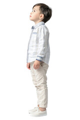 Młody chłopiec w białej koszuli i beżowych spodniach stoi na tle przezroczystego tła w formacie PNG