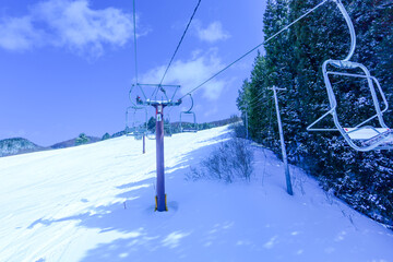 青空とリフトからのゲレンデの眺め