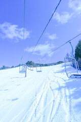 青空とリフトからのゲレンデの眺め