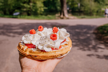 Gofr trzymany w ręku © rozentuzjazmowany