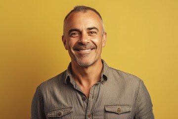 Obraz premium A man with a grey shirt and grey hair is smiling