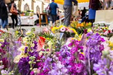 Angebot Wochenmarkt mit Obst, Wurst und Blumen - Powered by Adobe