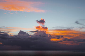 Obraz premium Coucher de soleil enflamme le ciel