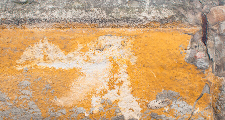 Imagen de un fondo de cemento pintado de amarillo pared desgastada y vieja tipo textura 