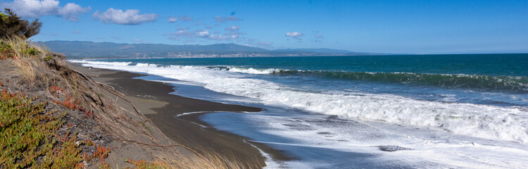 El océano pacifico frente a la localidad de Chanco, Chile