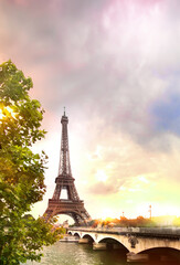 Obraz premium Eiffel tower in Paris at sunset.