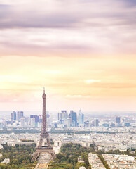 Obraz premium Eiffel tower in Paris at sunset.