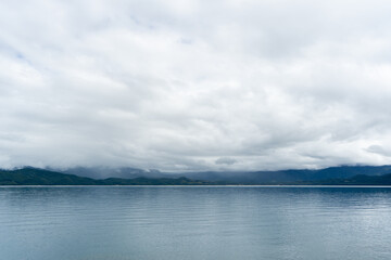 秋の雲に囲まれる幻想的な田沢湖