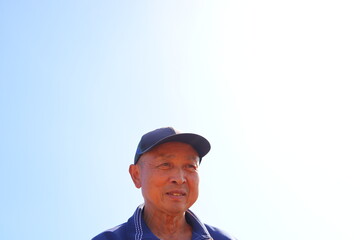 困ったように笑うシニア