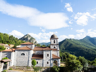 Church of the Assumption of Our Lady with the picos de europa in the background, Oseja de Sajambre, Castilla y León Community, León Province, Spain.