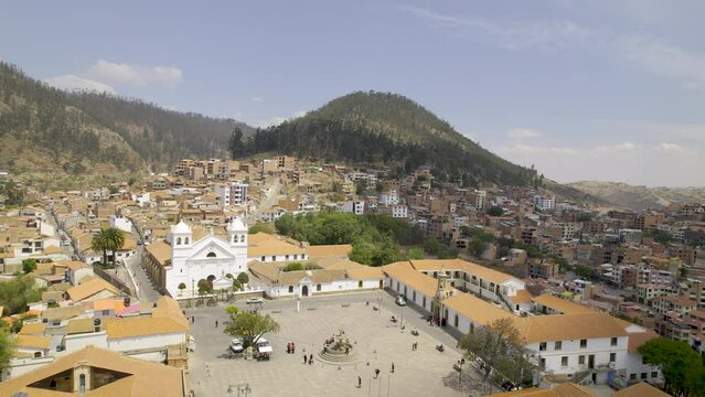 Monasterio de La Recoleta, Sucre, Bolivia. Cerro Churuquella y Cerro Sica Sica. Vista a&eacute;rea de ascendente un dia soleado.