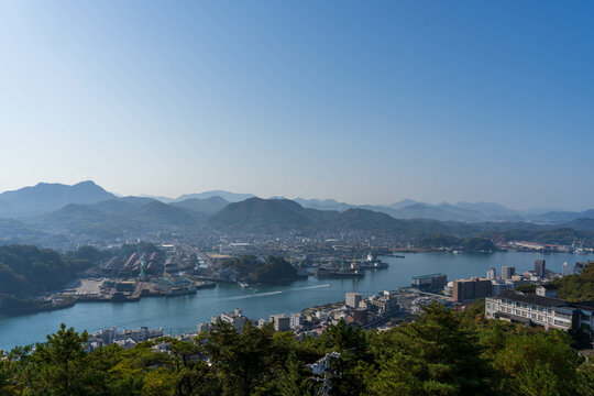 高台から見た広島・尾道水道と尾道の町の風景