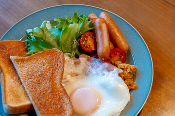 目玉焼きとソーセージとトースト
