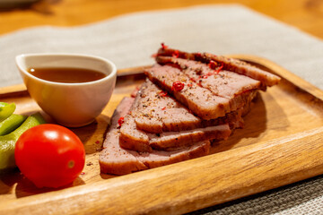 カッティングボードに盛り付けたローストポーク