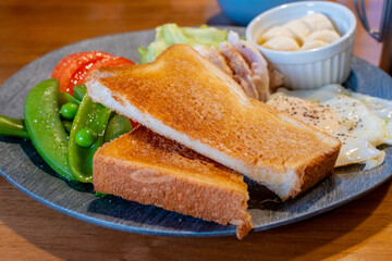 美味しそうな朝食ブレッドと目玉焼き