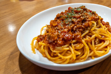彩豊かなミートソースパスタ