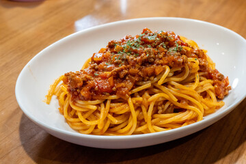 彩豊かなミートソースパスタ