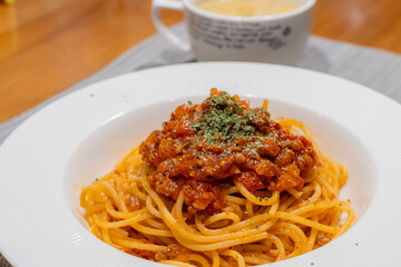 彩豊かなミートソースパスタ
