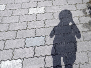 歩道に子供の影