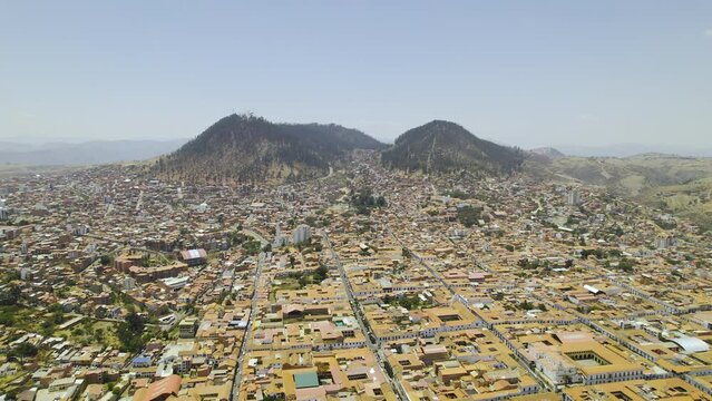 Cerro Churuquella y Cerro Sica Sica. Sucre, Bolivia, Am&eacute;rica del Sur. Vista panor&aacute;mica de dron un d&iacute;a soleado, ciudad de Sucre.