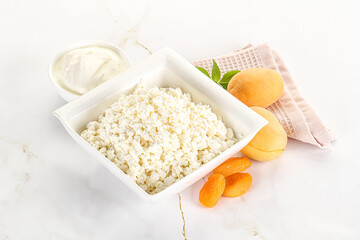 Cottage cheese with apricot and cream