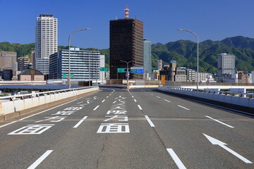 五月晴れの神戸大橋と街並み