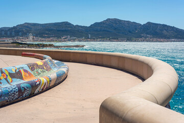 Bancs colorés avec vue sur mer