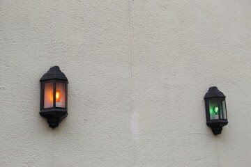 Dwie latarnie, jedna czerwona druga zielona © Kacper